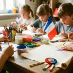 Atelier créatif du 14 juillet : des enfants bricolent autour d’une table avec du matériel de peinture, un drapeau tricolore et une cocarde, ainsi qu’un petit parchemin vierge.