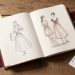 Illustration à l’aquarelle d’un carnet de visite ouvert sur une table, entouré de croquis de silhouettes de mode, d’échantillons de textiles colorés et de tickets de musée vierges, dans une lumière douce.
