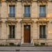Façade élégante de la maison associée à Jules Verne à Amiens, avec une architecture bourgeoise du XIXe siècle éclairée par une douce lumière de fin d’après-midi.